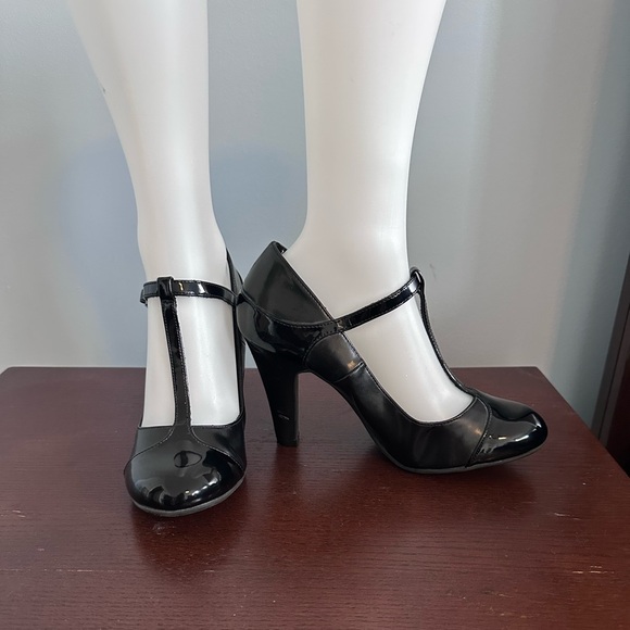 Mary Jane T-strap Patents Leather Black Pumps.  Comfort Footwear, size 9W - Picture 3 of 10